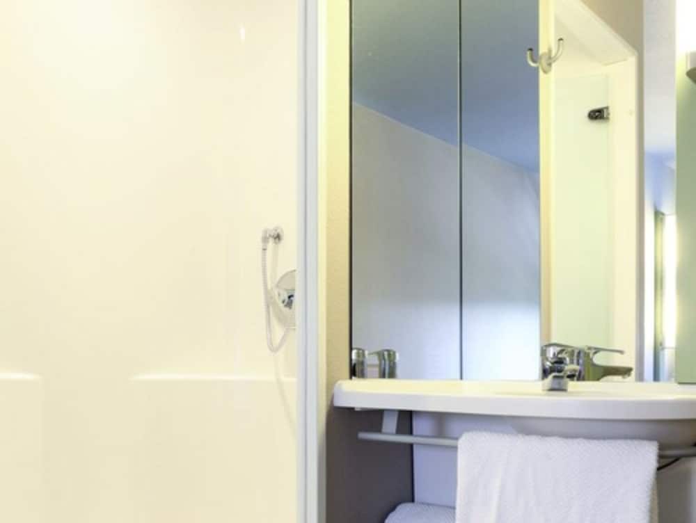 TRIPLE - Habitación con una cama grande y una litera del hotel Ibis Budget Dole. Foto 12