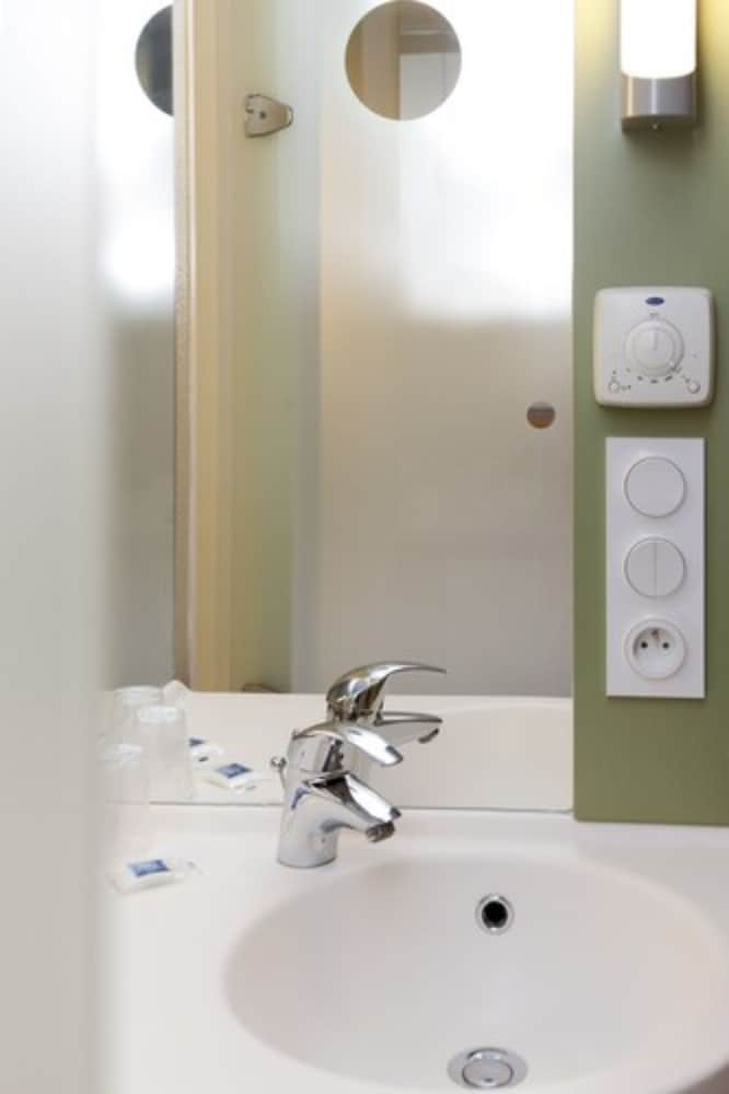 TWIN - Habitación con dos camas individuales del hotel Ibis Budget Dole. Foto 13