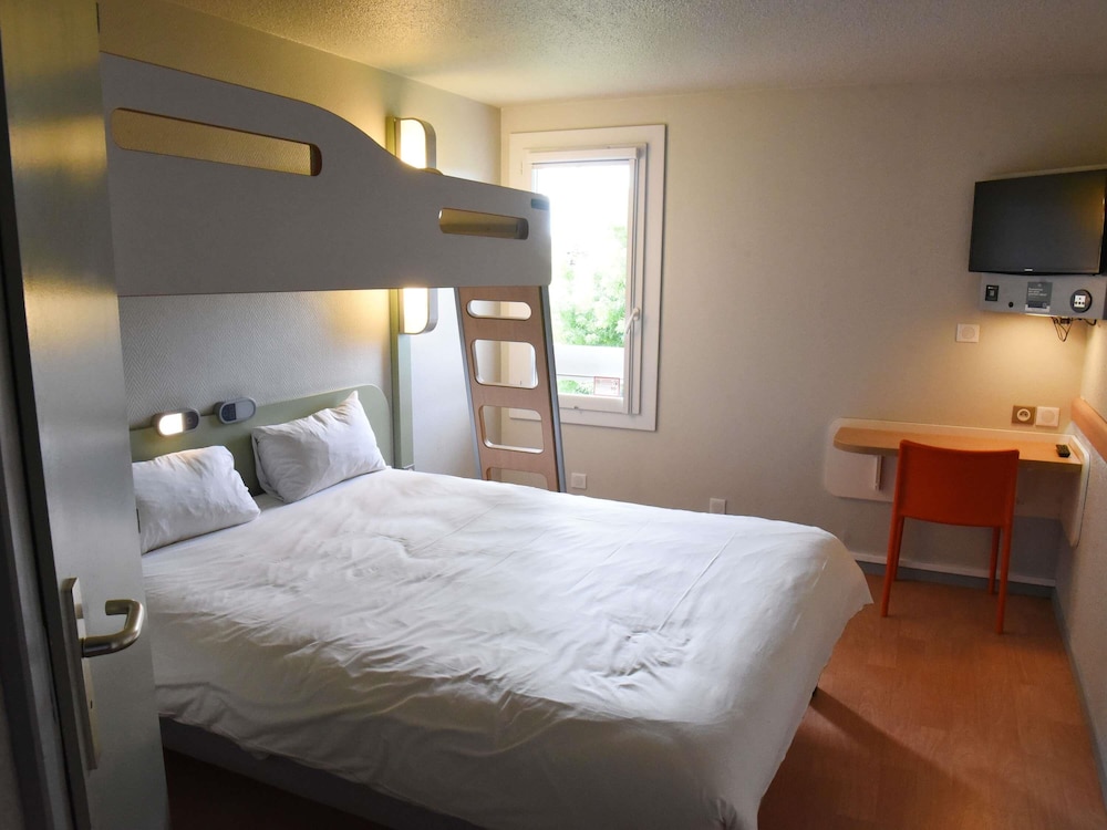 TRIPLE - Habitación con una cama grande y una litera del hotel Ibis Budget Laval