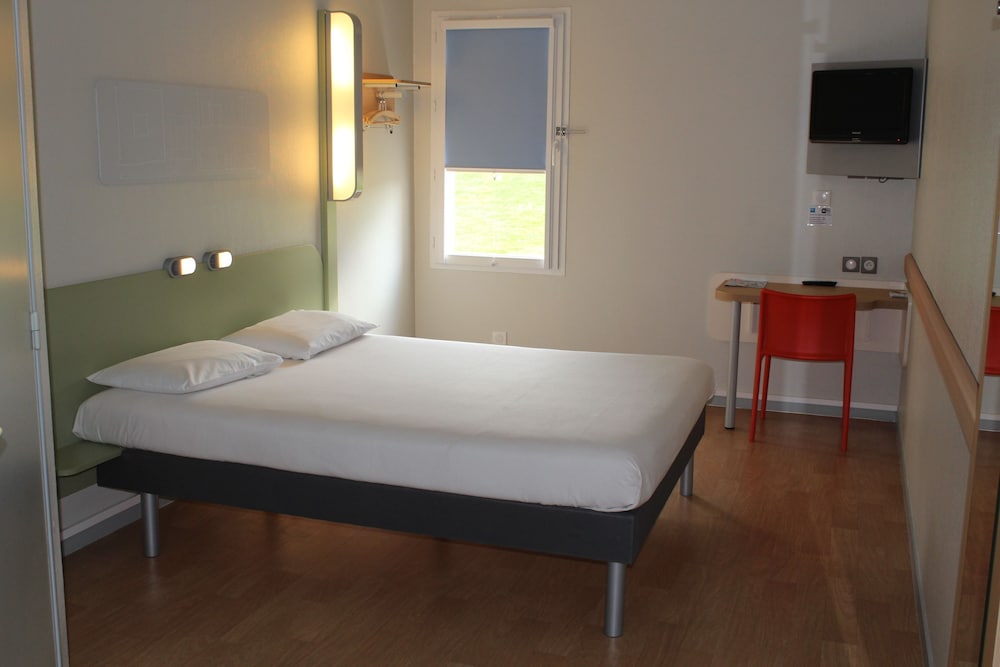 TRIPLE - Habitación con una cama grande y una litera del hotel Ibis Budget Laval. Foto 1