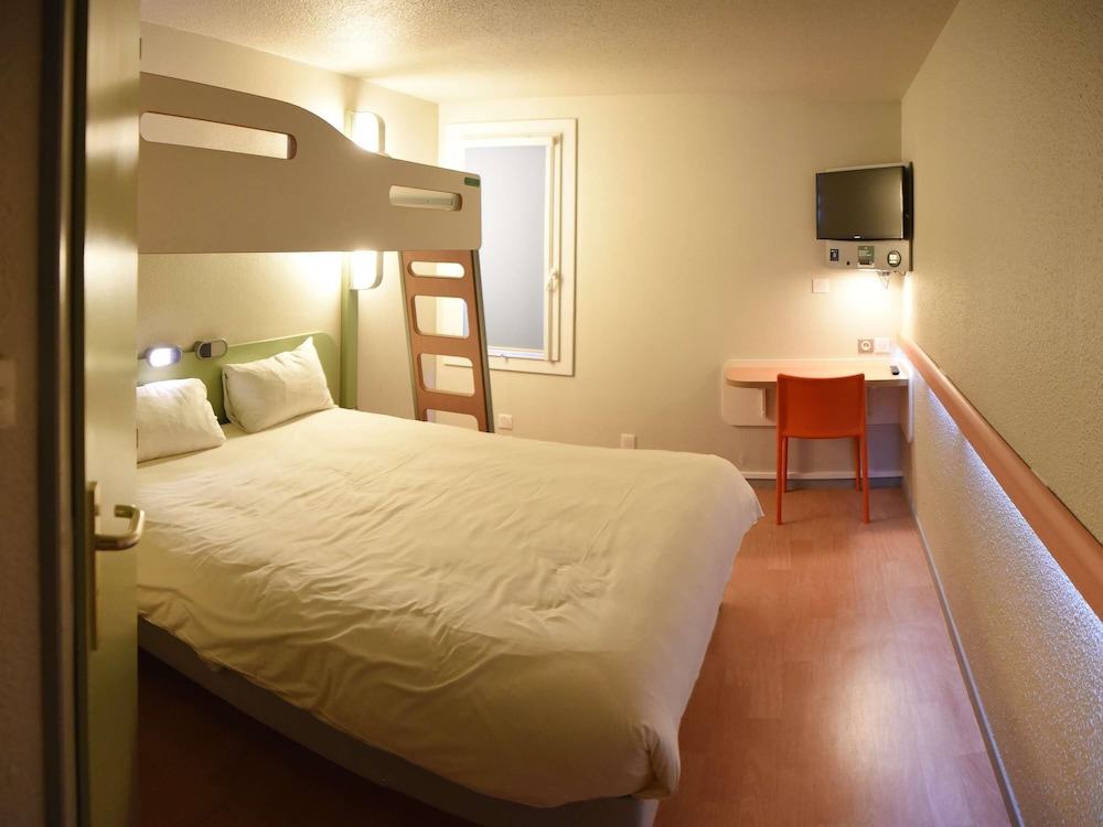 TRIPLE - Habitación con una cama grande y una litera del hotel Ibis Budget Laval. Foto 3