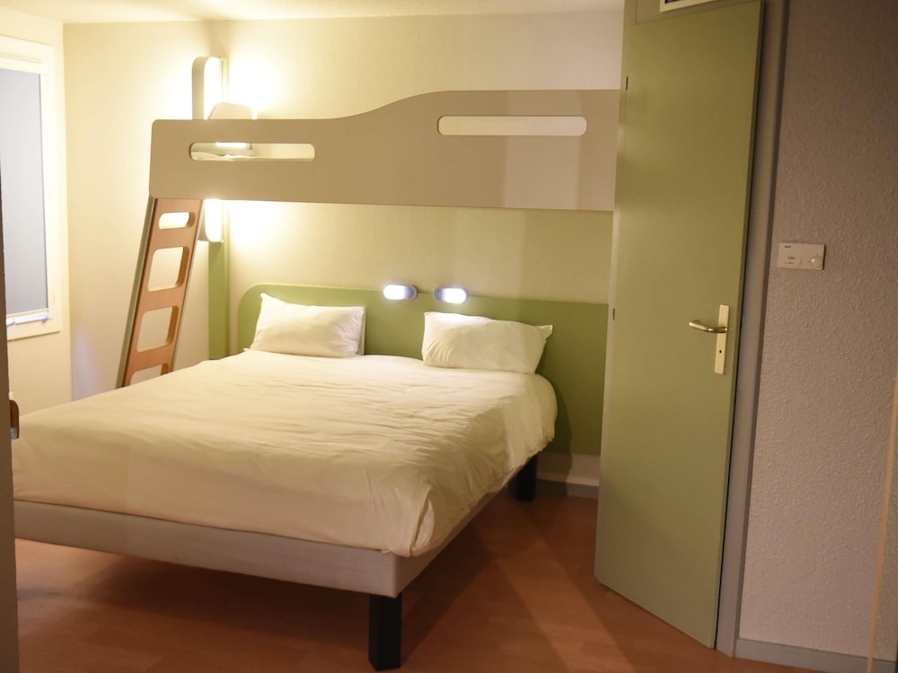 TRIPLE - Habitación con una cama grande y una litera del hotel Ibis Budget Laval. Foto 4