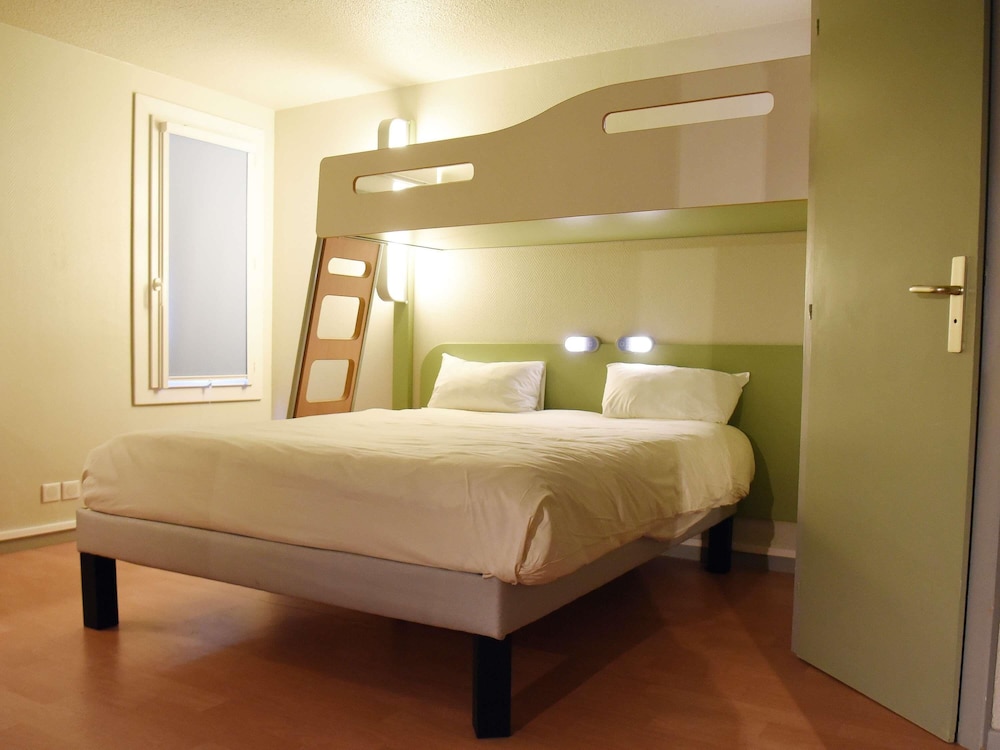 TRIPLE - Habitación con una cama grande y una litera del hotel Ibis Budget Laval. Foto 5