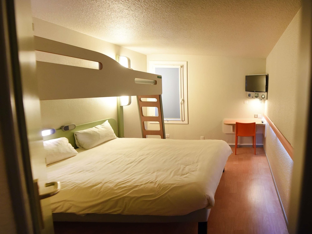 TRIPLE - Habitación con una cama grande y una litera del hotel Ibis Budget Laval. Foto 6