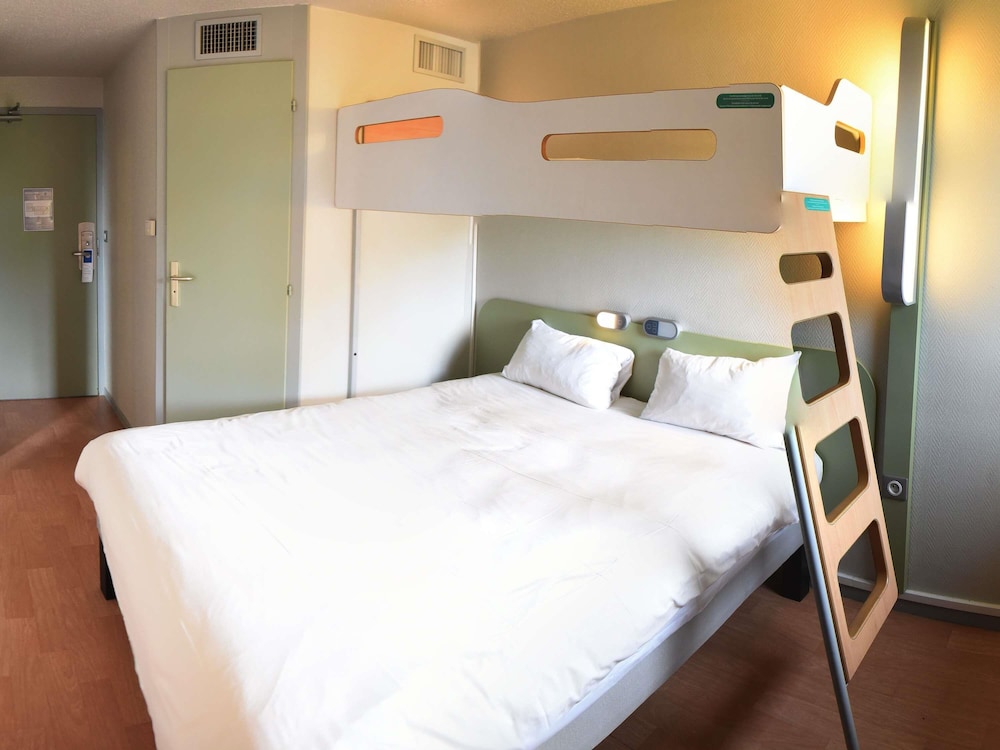 TRIPLE - Habitación con una cama grande y una litera del hotel Ibis Budget Laval. Foto 7