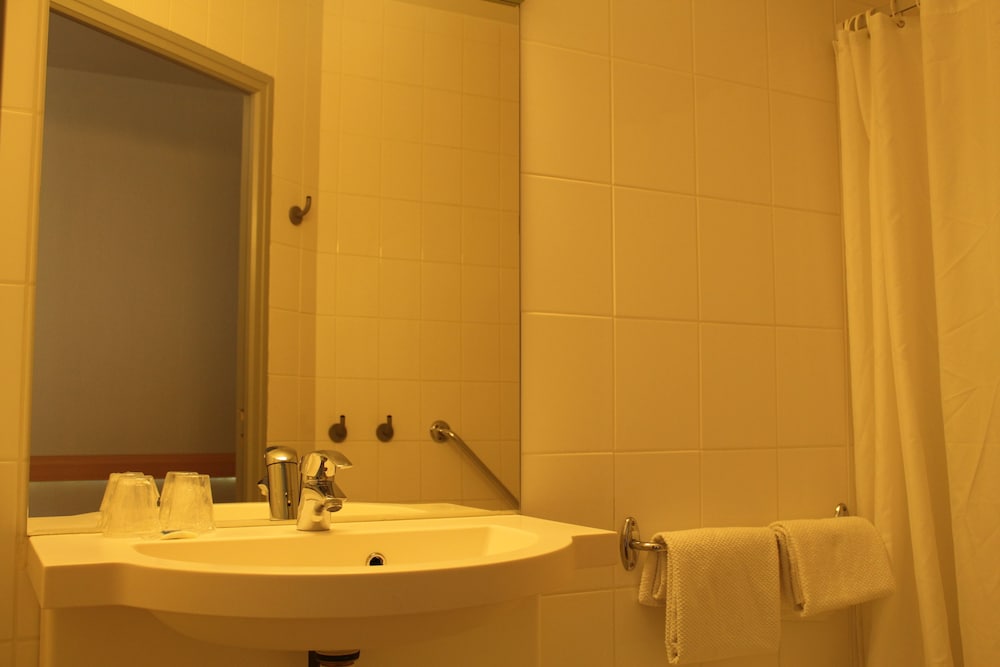 TRIPLE - Habitación con una cama grande y una litera del hotel Ibis Budget Laval. Foto 8