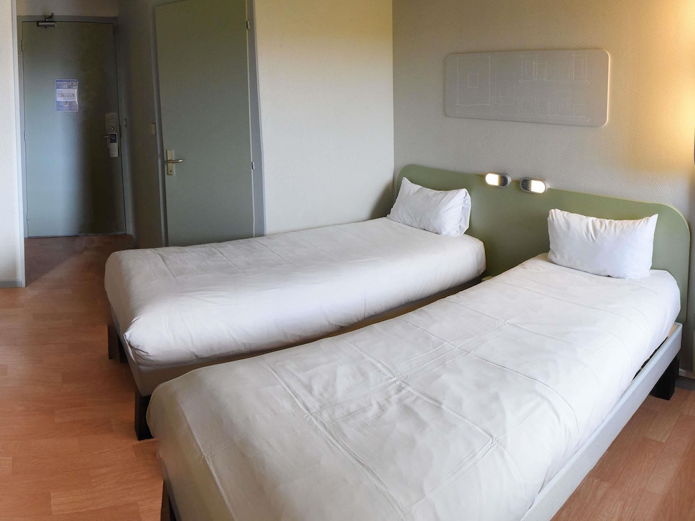 TWIN - Habitación con camas individuales del hotel Ibis Budget Laval. Foto 6
