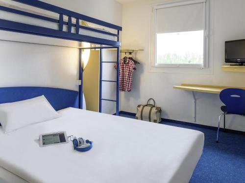 Habitación Triple con cama doble y litera del hotel Ibis Budget Libourne