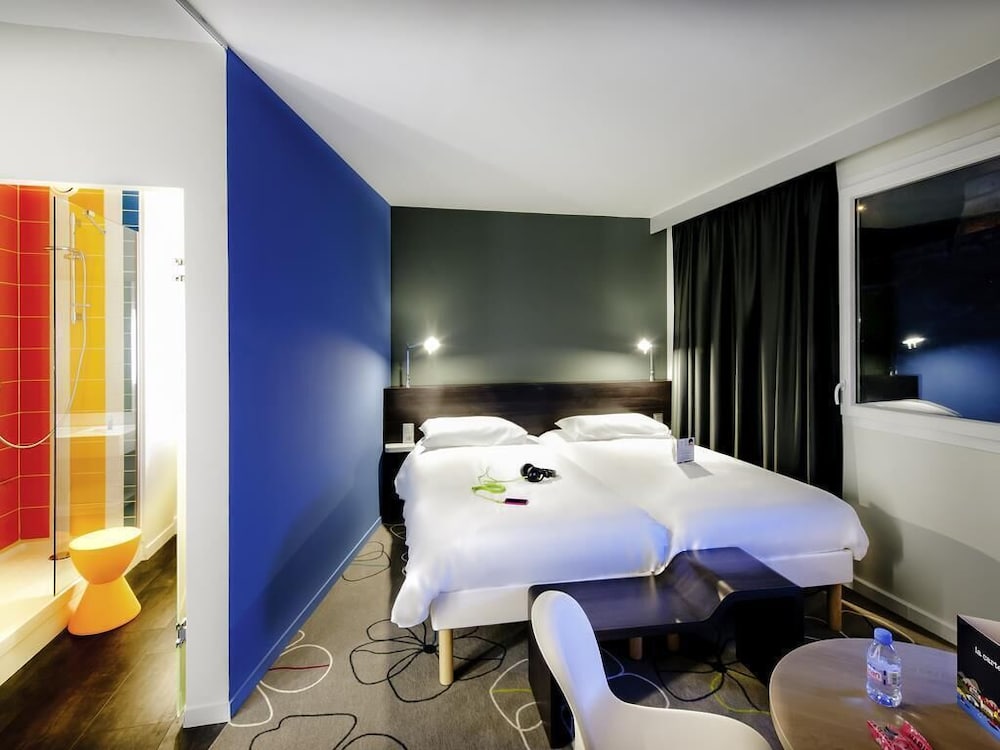 Suite Junior con 1 cama doble y 2 camas individuales del hotel Ibis Styles Brest Centre Port. Foto 3
