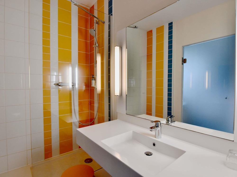Habitación estándar con 2 camas individuales del hotel Ibis Styles Brest Centre Port. Foto 1