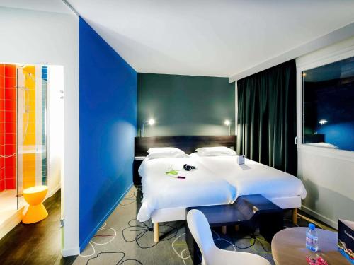 Habitación Familiar con camas gemelas y sofá - cama doble del hotel Ibis Styles Brest Centre Port