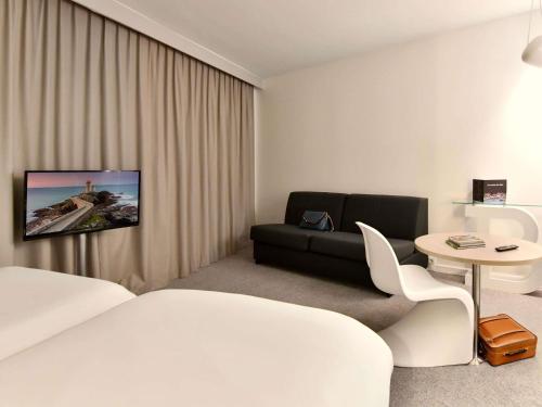 Habitación Familiar con camas gemelas y sofá - cama doble del hotel Ibis Styles Brest Centre Port. Foto 2