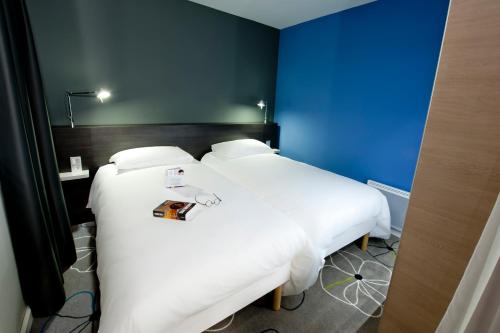 Habitación Familiar con camas gemelas y sofá - cama doble del hotel Ibis Styles Brest Centre Port. Foto 3