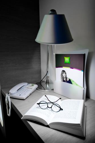 Habitación Familiar con camas gemelas y sofá - cama doble del hotel Ibis Styles Brest Centre Port. Foto 4