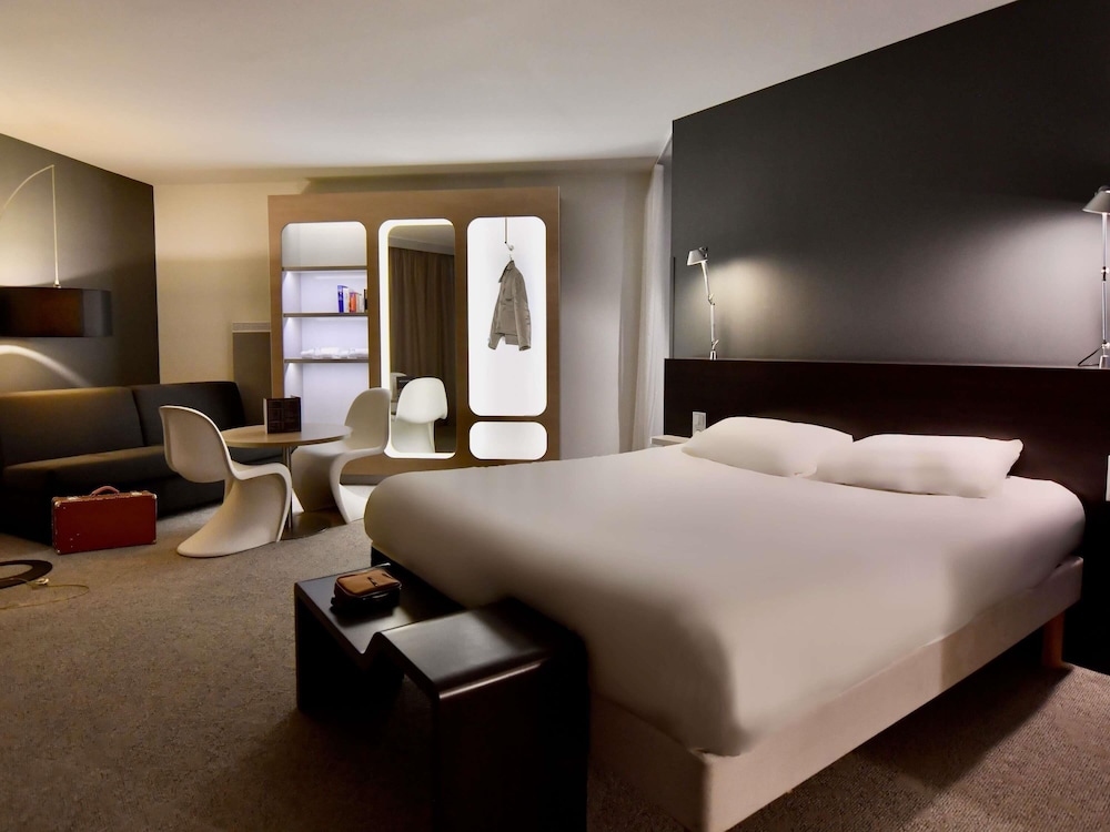 Habitación con 1 cama doble, 1 cama individual y 1 sofá - cama doble del hotel Ibis Styles Brest Centre Port