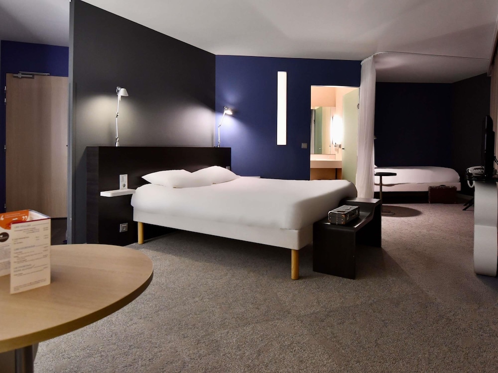 Habitación con 1 cama doble, 1 cama individual y 1 sofá - cama doble del hotel Ibis Styles Brest Centre Port. Foto 2