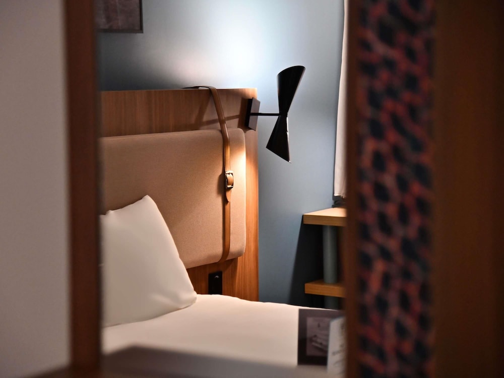 Habitación Deluxe con 1 Cama Doble y Balcón del hotel Ibis Styles Brest Centre Port. Foto 2