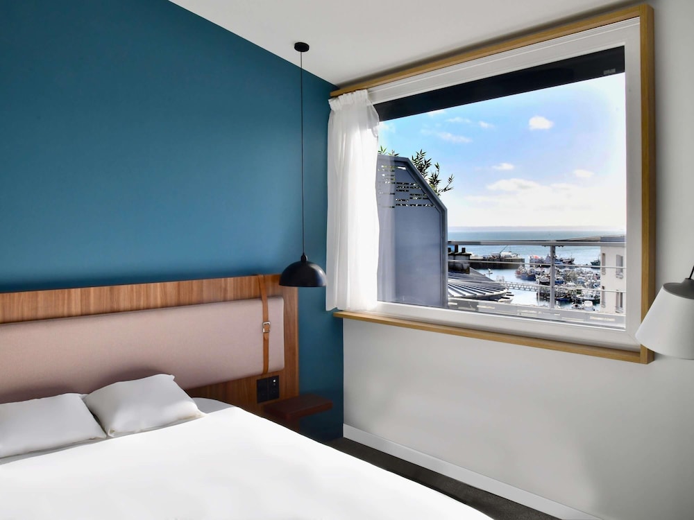 Habitación Deluxe con 1 cama doble, vistas al mar y balcón del hotel Ibis Styles Brest Centre Port