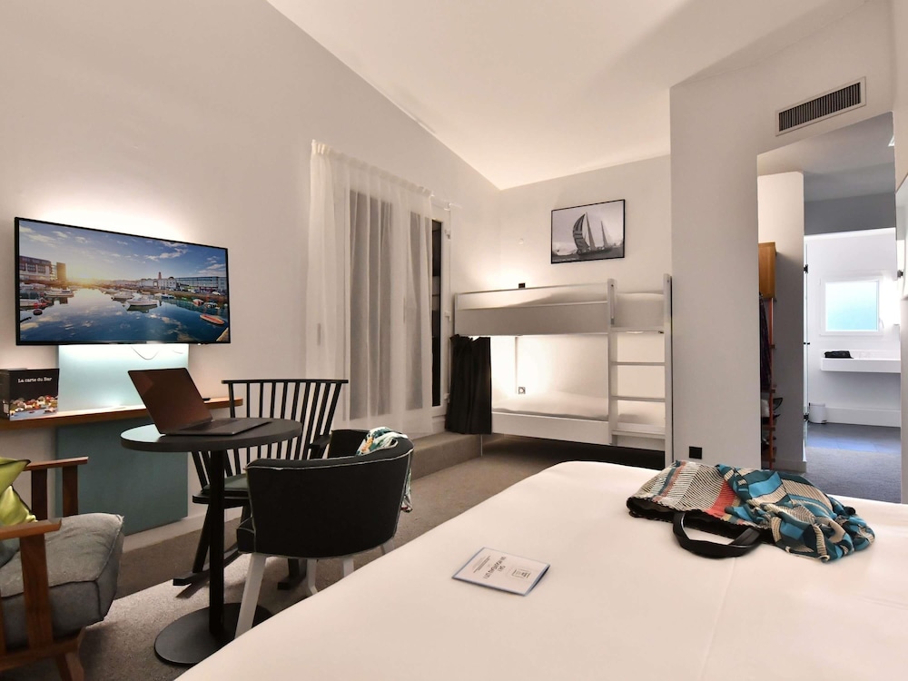 Suite Junior con 1 cama doble, 2 camas litera individuales y terraza del hotel Ibis Styles Brest Centre Port