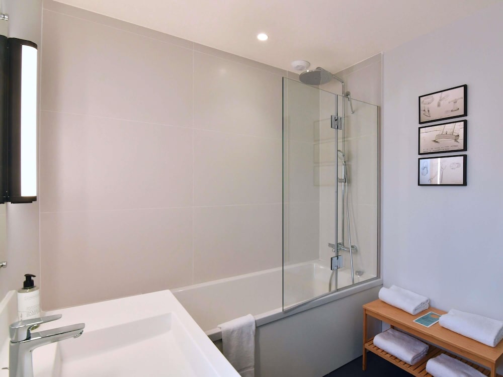 Suite Junior con 1 cama doble, 2 camas litera individuales y terraza del hotel Ibis Styles Brest Centre Port. Foto 2