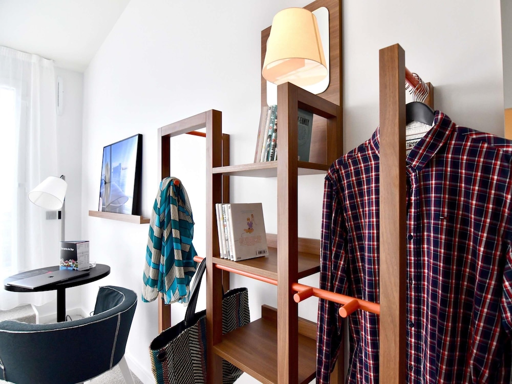 Suite Junior con 1 cama doble, 2 camas litera individuales y terraza del hotel Ibis Styles Brest Centre Port. Foto 3