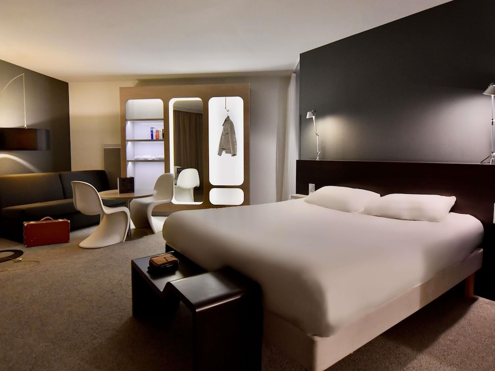 Habitación con 1 cama doble, 1 cama individual y 1 sofá - cama doble del hotel Ibis Styles Brest Centre Port