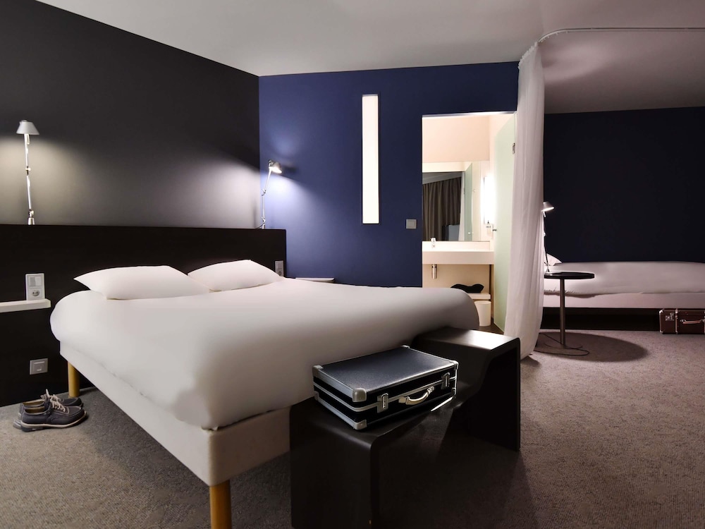 Habitación con 1 cama doble, 1 cama individual y 1 sofá - cama doble del hotel Ibis Styles Brest Centre Port. Foto 4