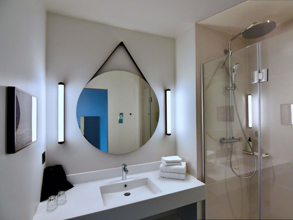 Habitación Deluxe con 1 cama doble, vistas al mar y balcón del hotel Ibis Styles Brest Centre Port. Foto 4