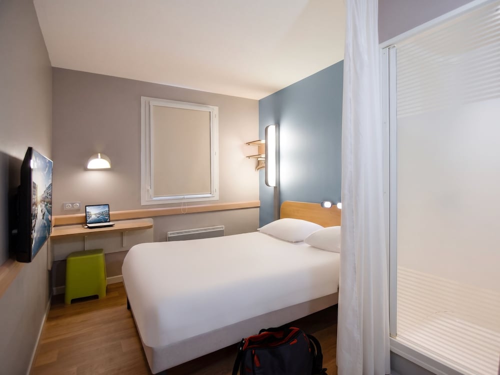 DOBLE - Habitación con una cama grande del hotel Ibis Budget Brest Centre Port. Foto 1