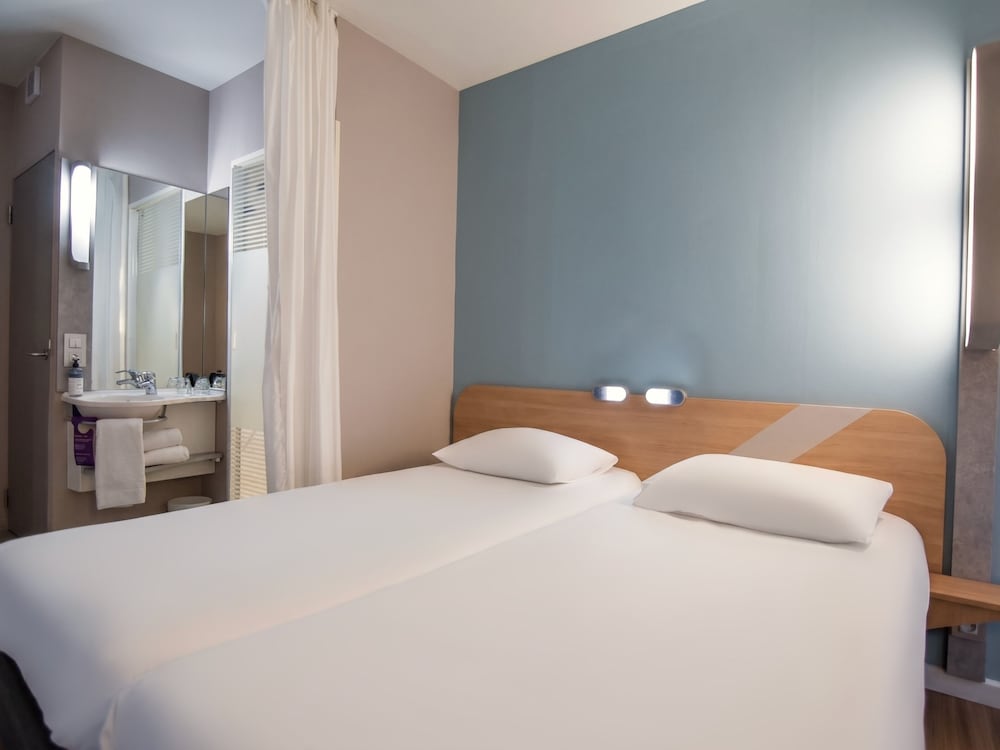 GEMELA - Habitación con camas individuales del hotel Ibis Budget Brest Centre Port. Foto 1