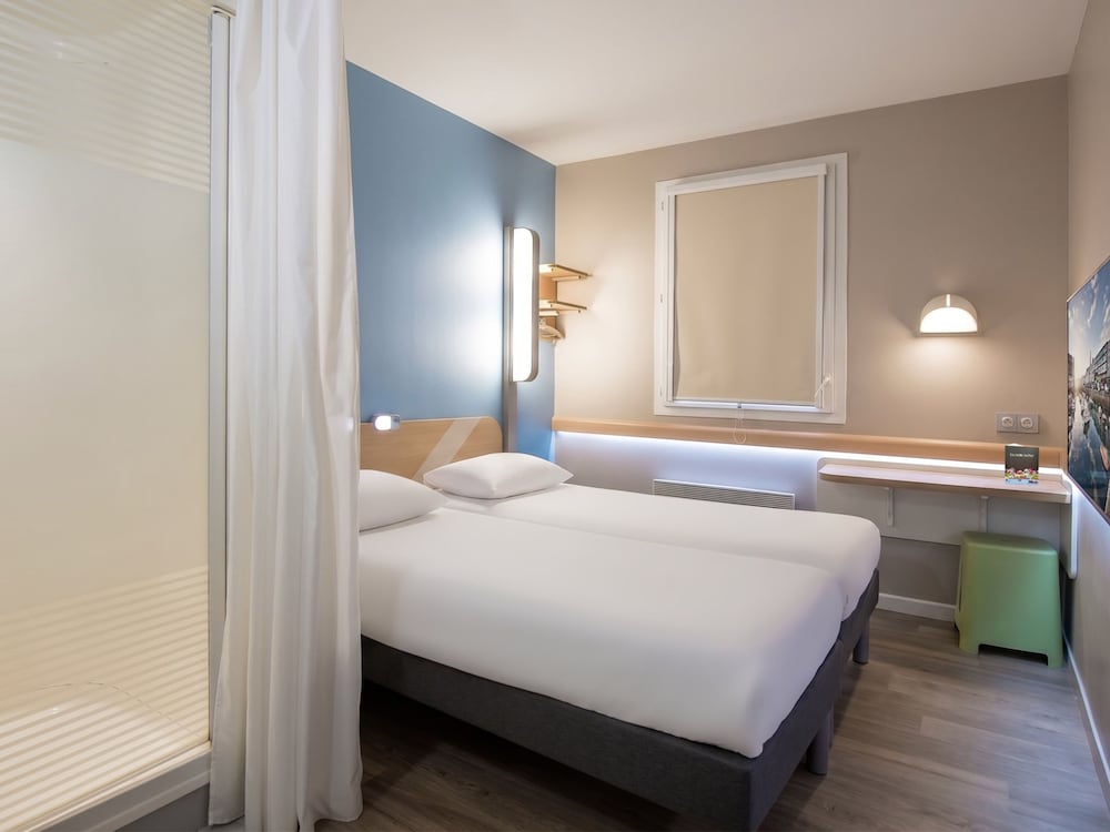 GEMELA - Habitación con camas individuales del hotel Ibis Budget Brest Centre Port. Foto 2