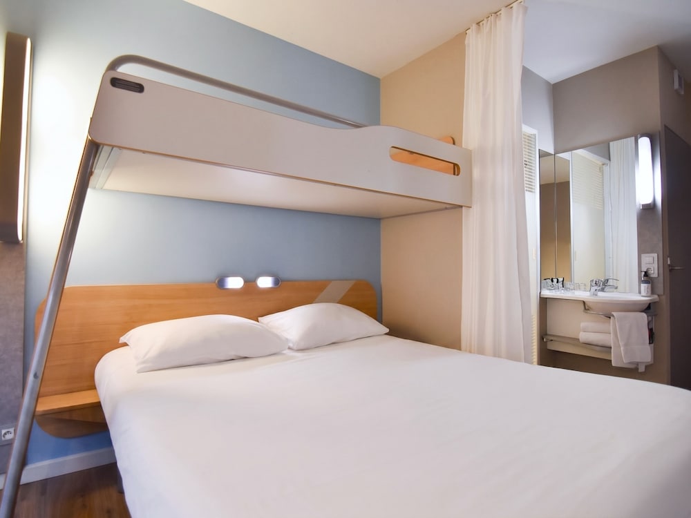 TRIPLE - Habitación con una cama grande y una cama litera del hotel Ibis Budget Brest Centre Port