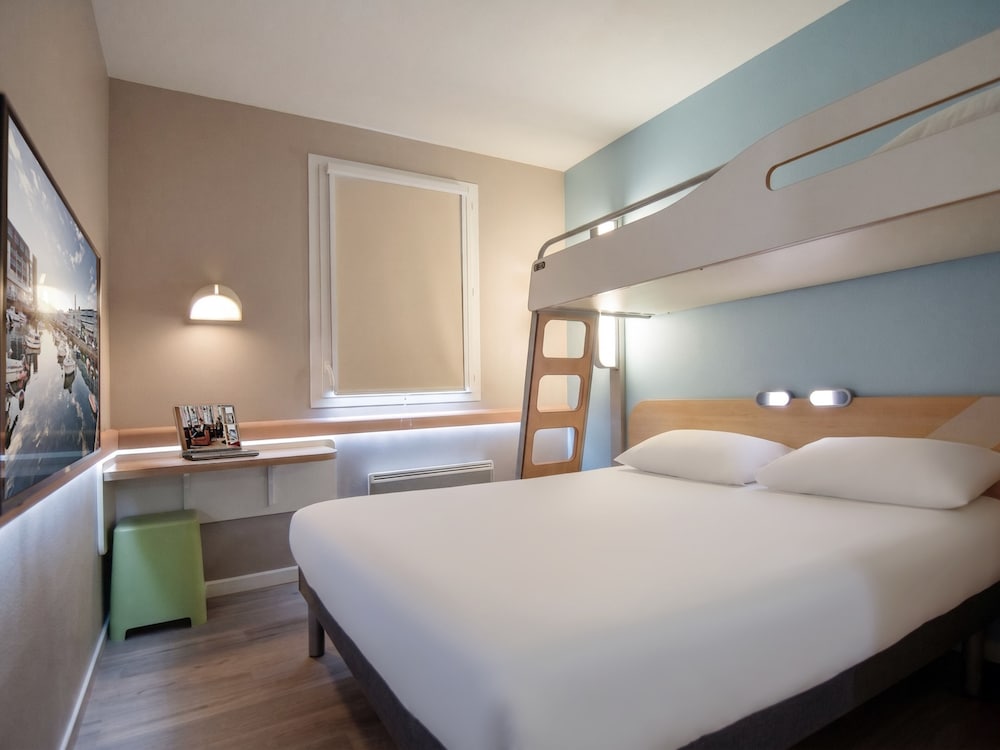 TRIPLE - Habitación con una cama grande y una cama litera del hotel Ibis Budget Brest Centre Port. Foto 1