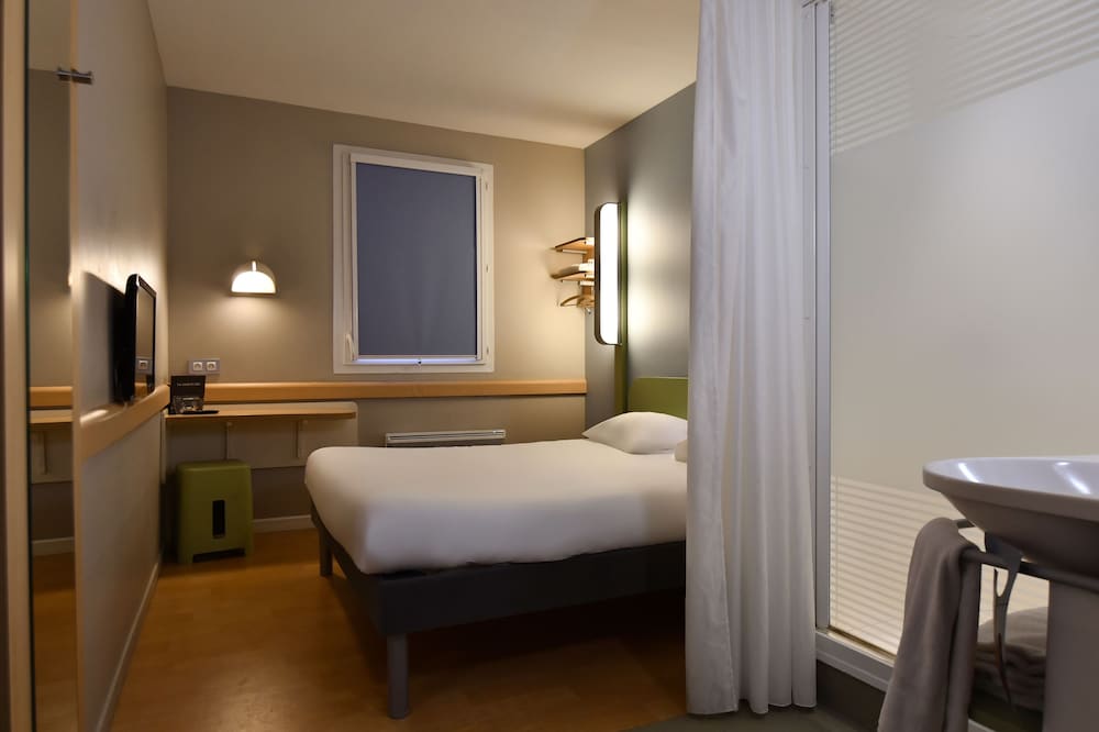 DOBLE - Habitación con una cama grande del hotel Ibis Budget Brest Centre Port. Foto 3
