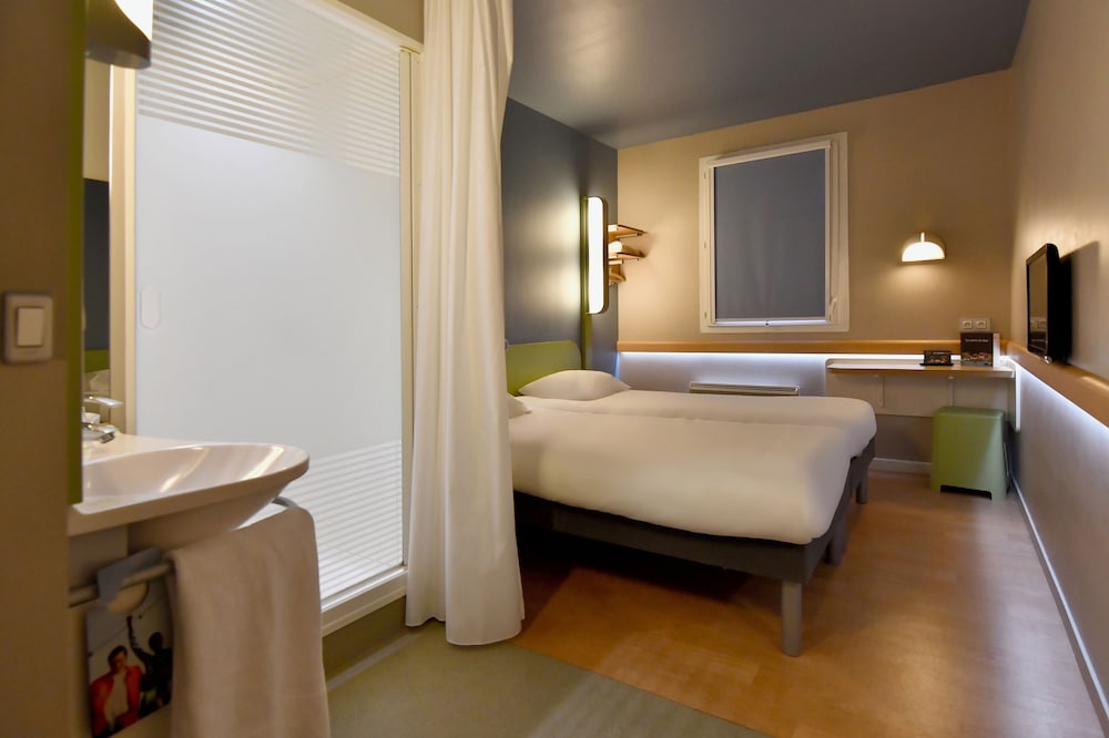 GEMELA - Habitación con camas individuales del hotel Ibis Budget Brest Centre Port. Foto 4