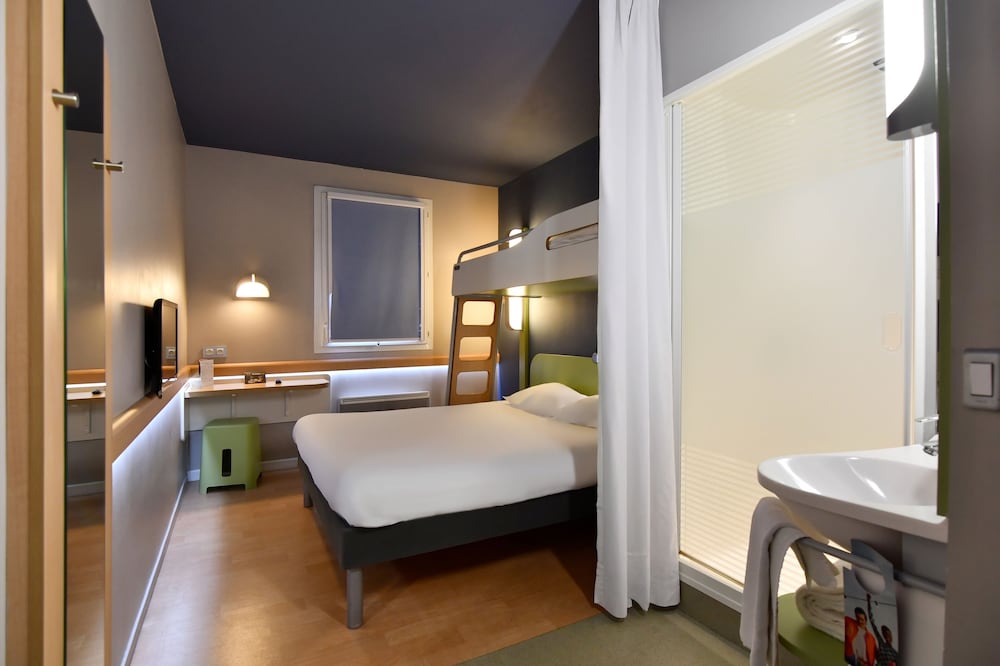TRIPLE - Habitación con una cama grande y una cama litera del hotel Ibis Budget Brest Centre Port. Foto 3