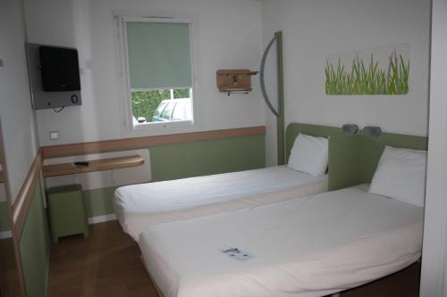 HABITACIÓN DOBLE CON CAMAS INDIVIDUALES del hotel Ibis Budget Issoire. Foto 8