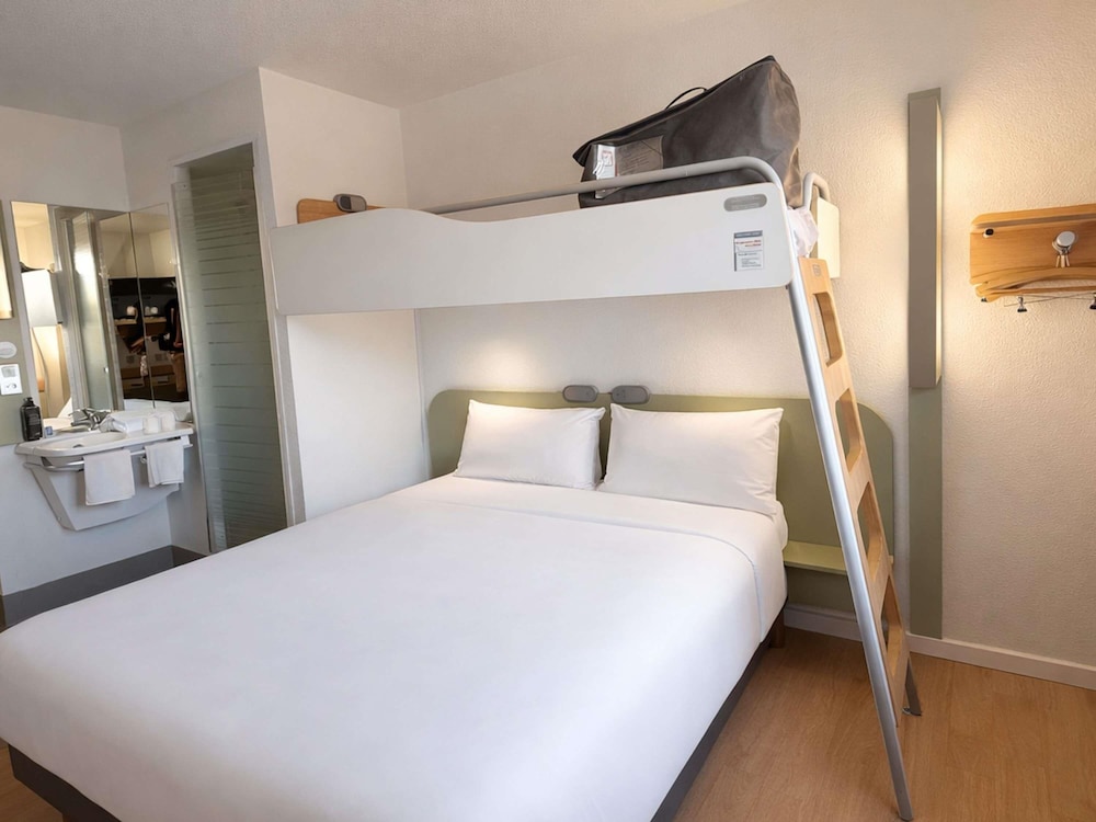 Habitación triple con cama grande y litera del hotel Ibis Budget Issoire