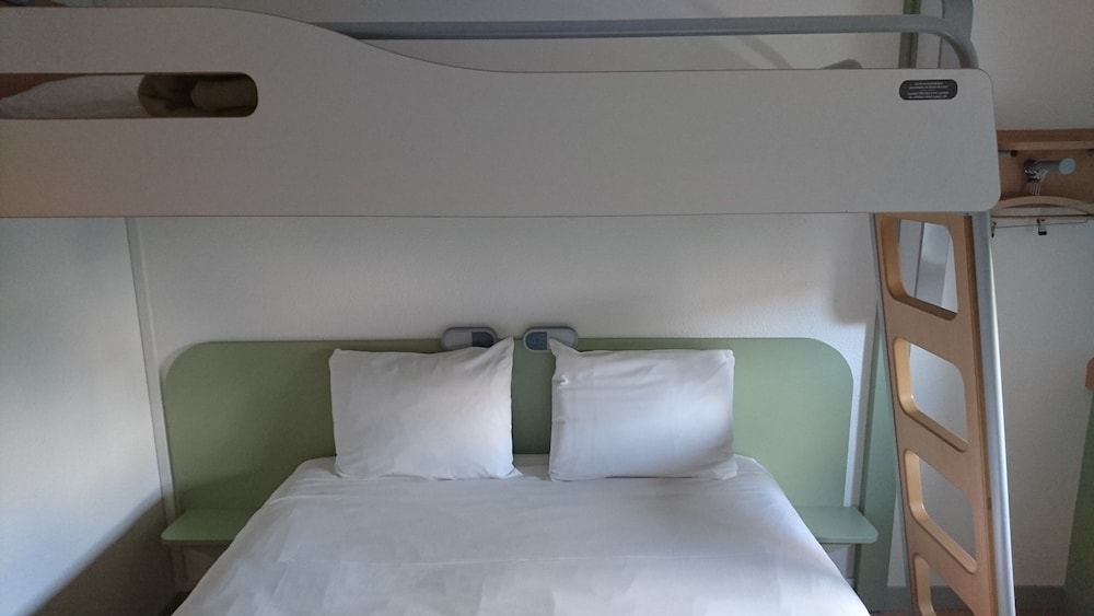 Habitación triple con cama grande y litera del hotel Ibis Budget Issoire. Foto 1