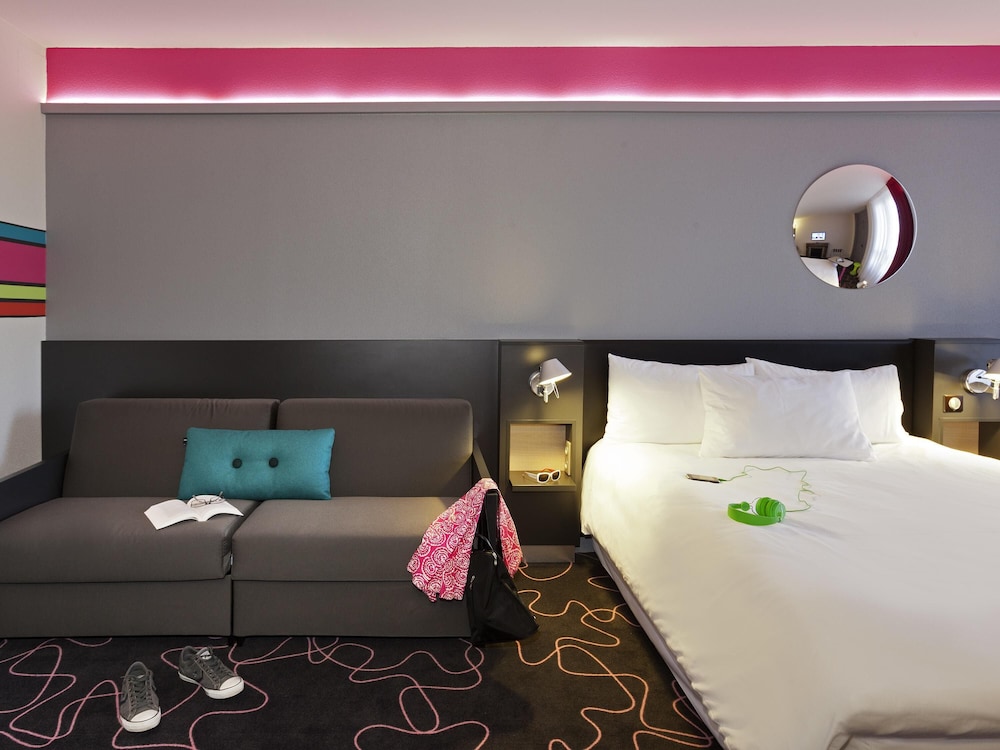Suite familiar estándar con 1 cama doble y 1 sofá del hotel Ibis Styles Roanne Centre Gare