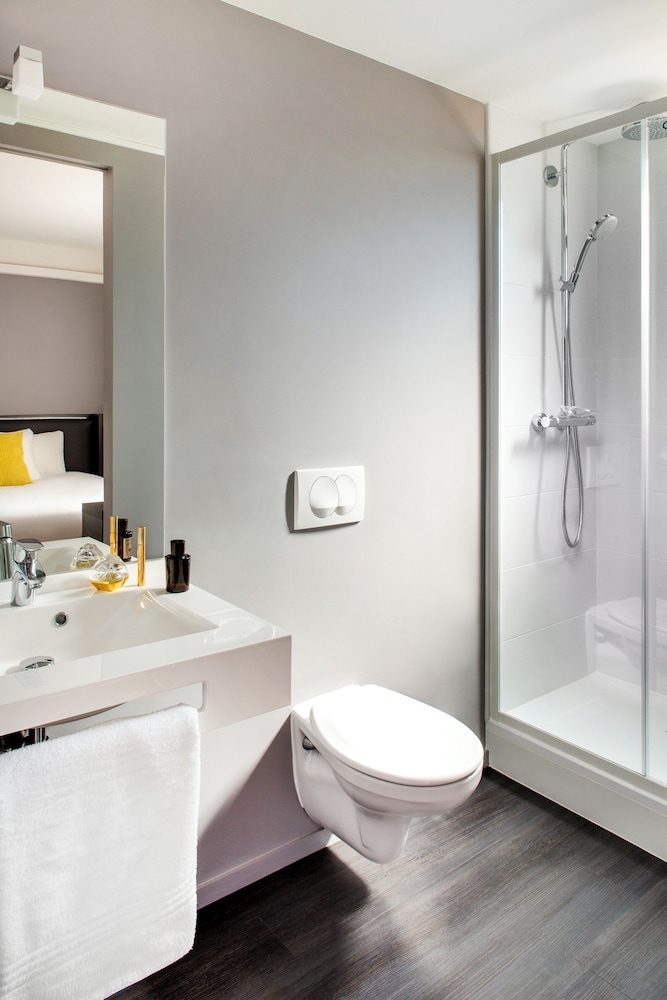 Suite familiar estándar con 1 cama doble y 1 sofá del hotel Ibis Styles Roanne Centre Gare. Foto 1