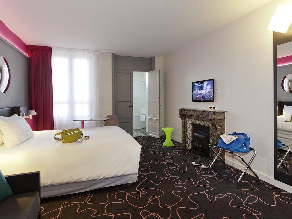Suite familiar estándar con 1 cama doble y 1 sofá del hotel Ibis Styles Roanne Centre Gare. Foto 2