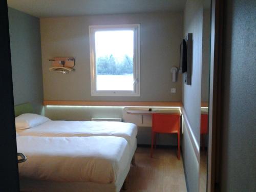 MATRIMONIAL - Habitación con camas individuales del hotel Ibis Budget Givet. Foto 3