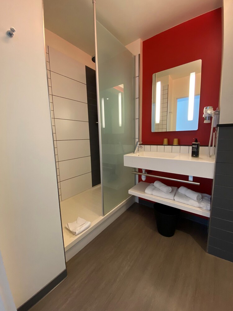 Habitación estándar, 1 cama doble del hotel Ibis Styles Flers. Foto 2