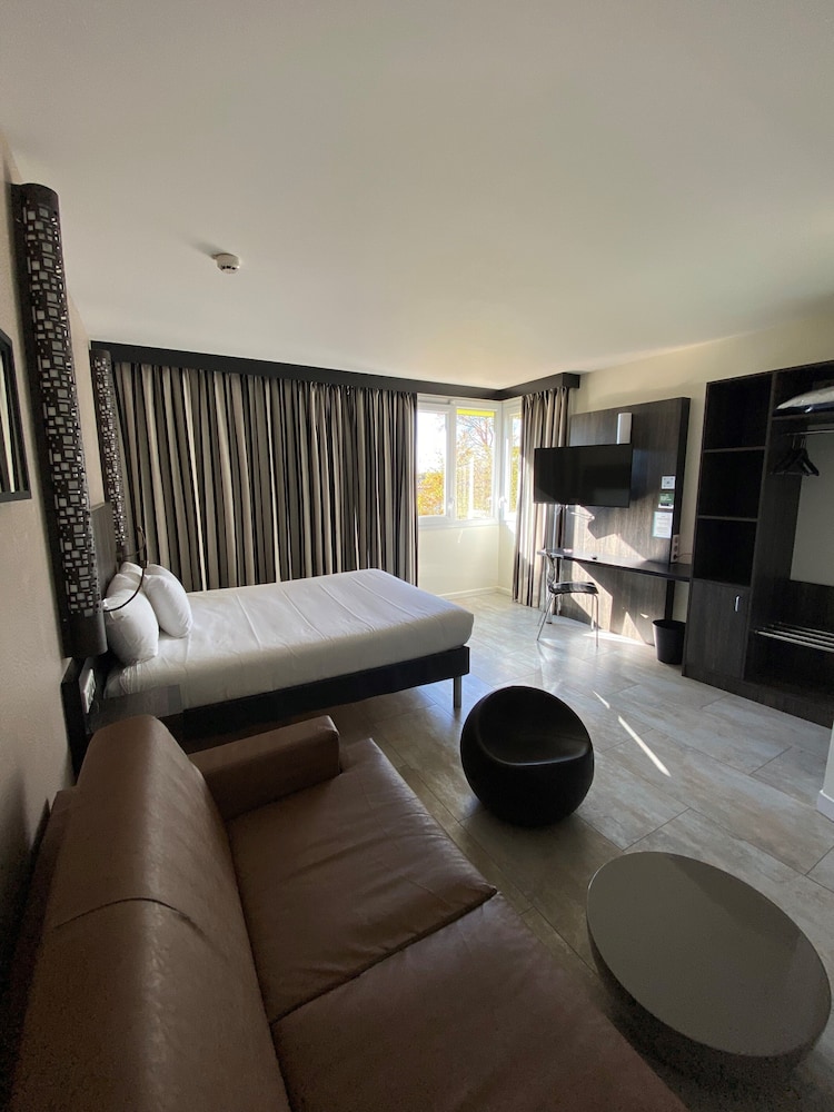 Suite familiar, 1 cama doble con sofá cama (Standard) del hotel Ibis Styles Flers. Foto 1