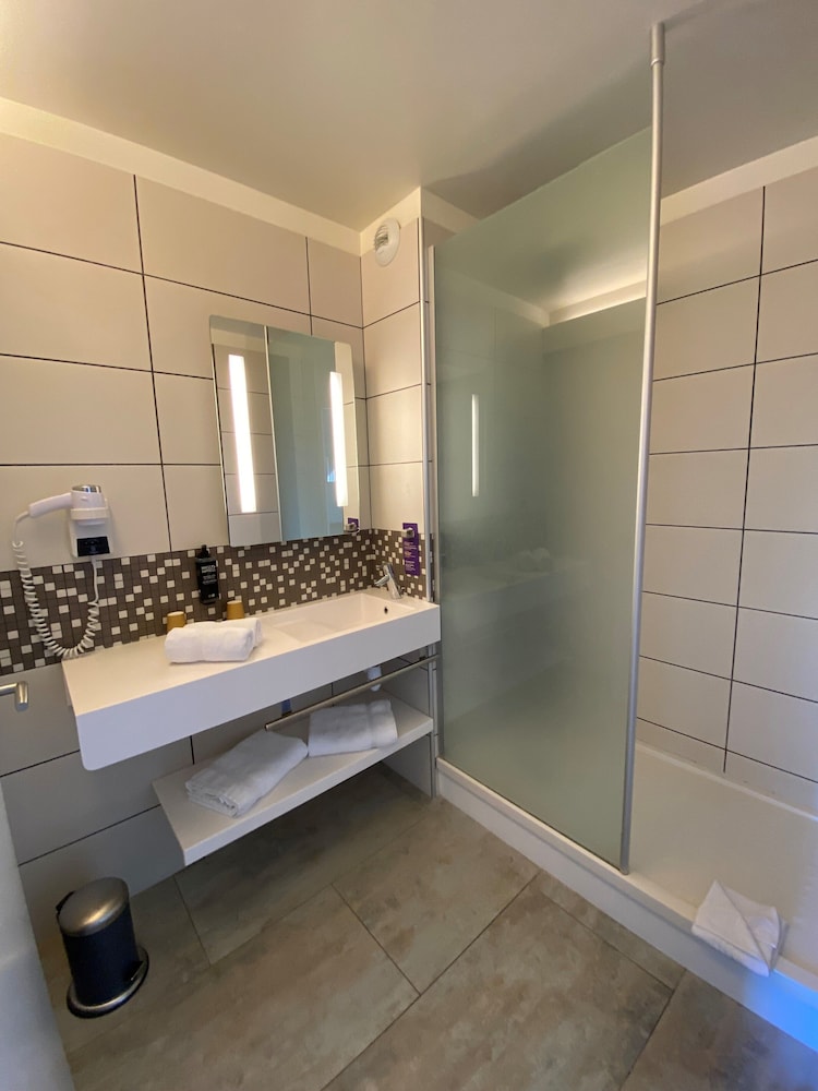 Suite familiar, 1 cama doble con sofá cama (Standard) del hotel Ibis Styles Flers. Foto 2
