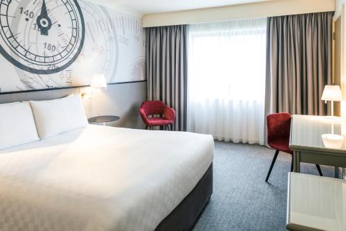 Habitación Doble Familiar con sofá cama del hotel Mercure Dartford Brands Hatch Hotel & Spa 4 estrellas. Foto 3