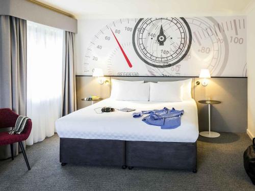 Habitación Doble Familiar con sofá cama del hotel Mercure Dartford Brands Hatch Hotel & Spa 4 estrellas. Foto 2