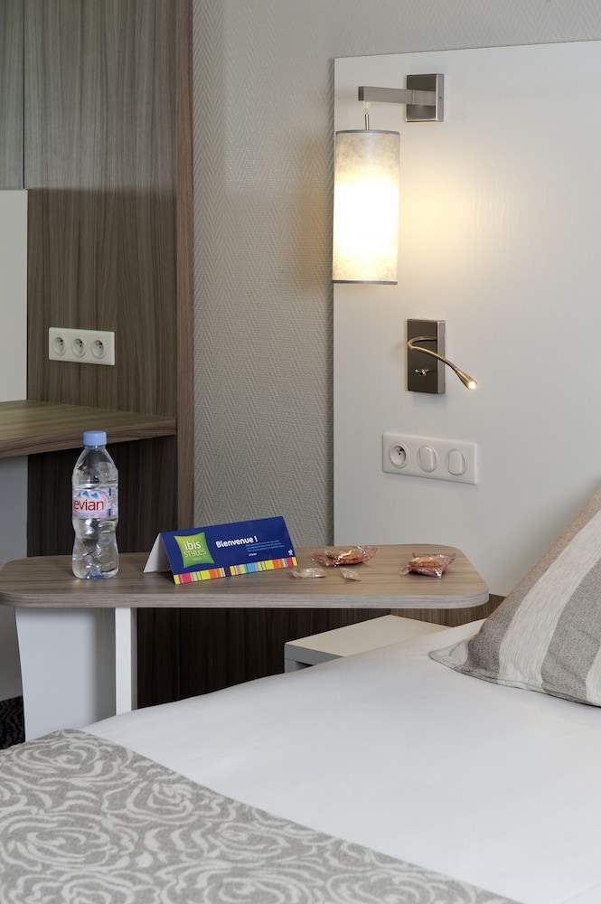 Habitación con camas individuales del hotel Ibis Styles Melun. Foto 4