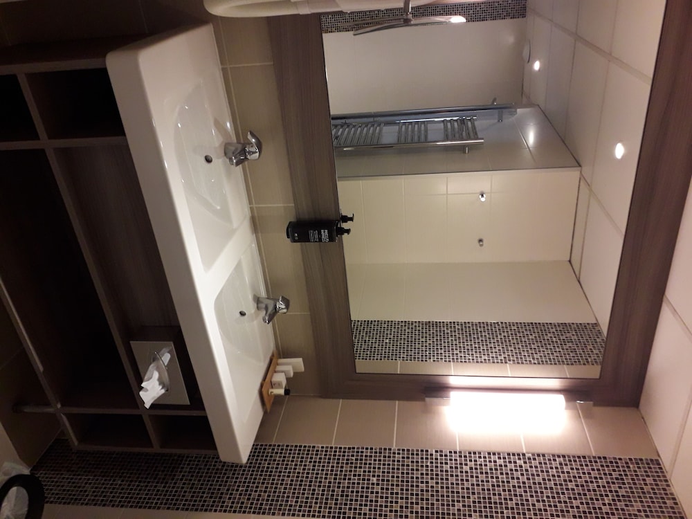 Habitación con camas individuales del hotel Ibis Styles Melun. Foto 7